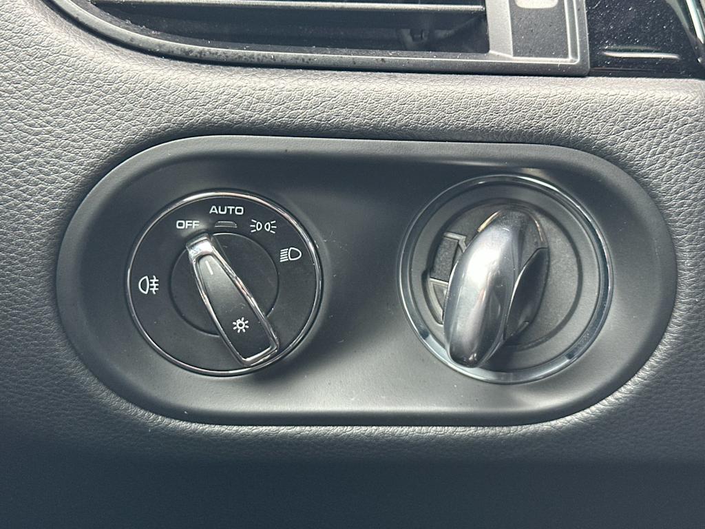 Thumbnail: 2025 Porsche Macan - 33