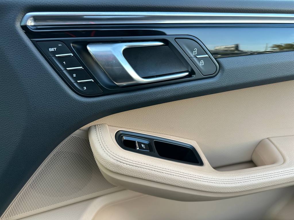 Thumbnail: 2025 Porsche Macan - 25