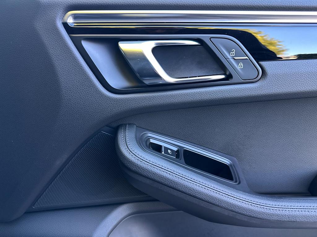 Thumbnail: 2025 Porsche Macan - 25