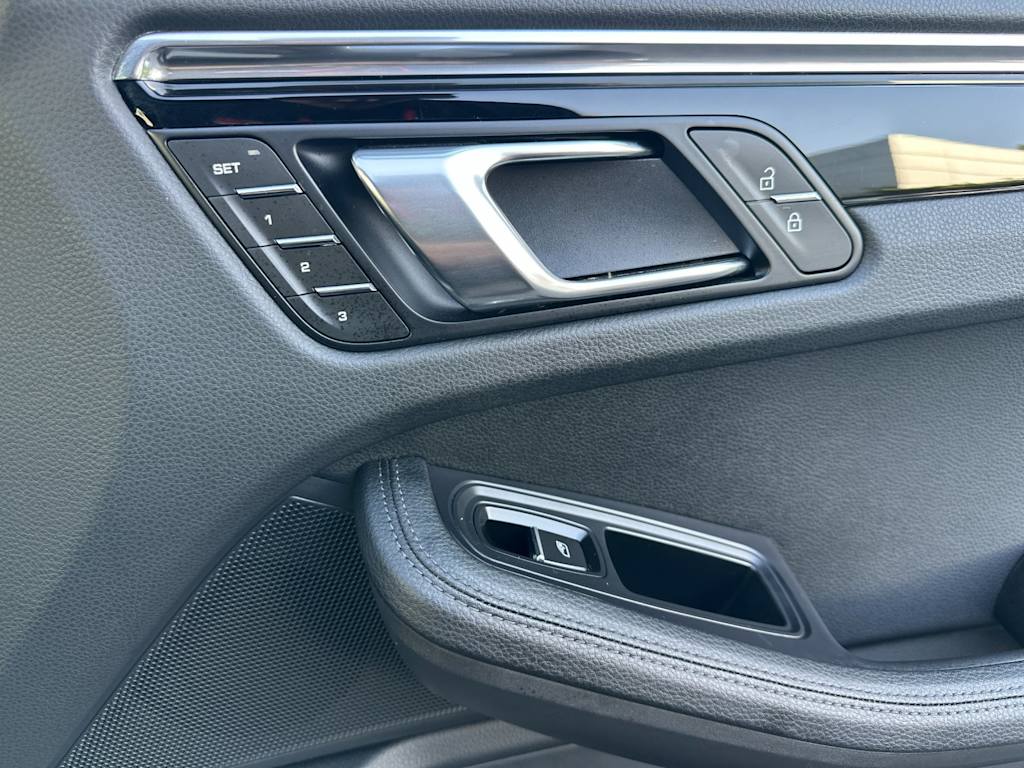 Thumbnail: 2025 Porsche Macan - 25
