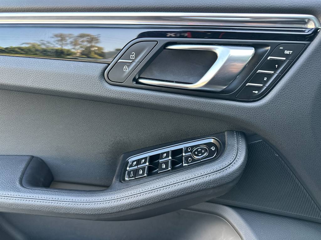 Thumbnail: 2025 Porsche Macan - 21