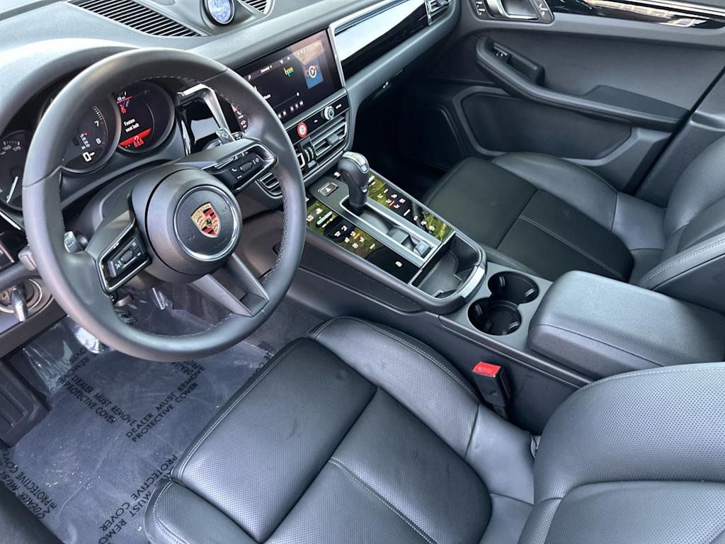 Thumbnail: 2025 Porsche Macan - 2