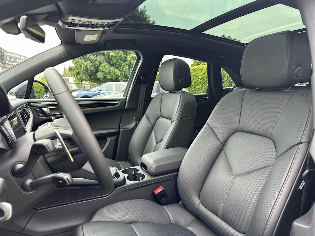 Thumbnail: 2026 Porsche Macan - 10
