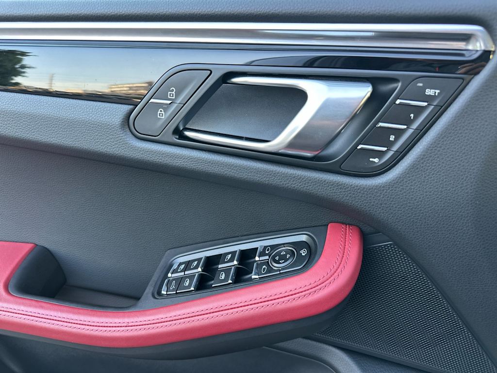 Thumbnail: 2025 Porsche Macan - 23