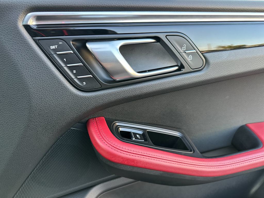 Thumbnail: 2025 Porsche Macan - 26