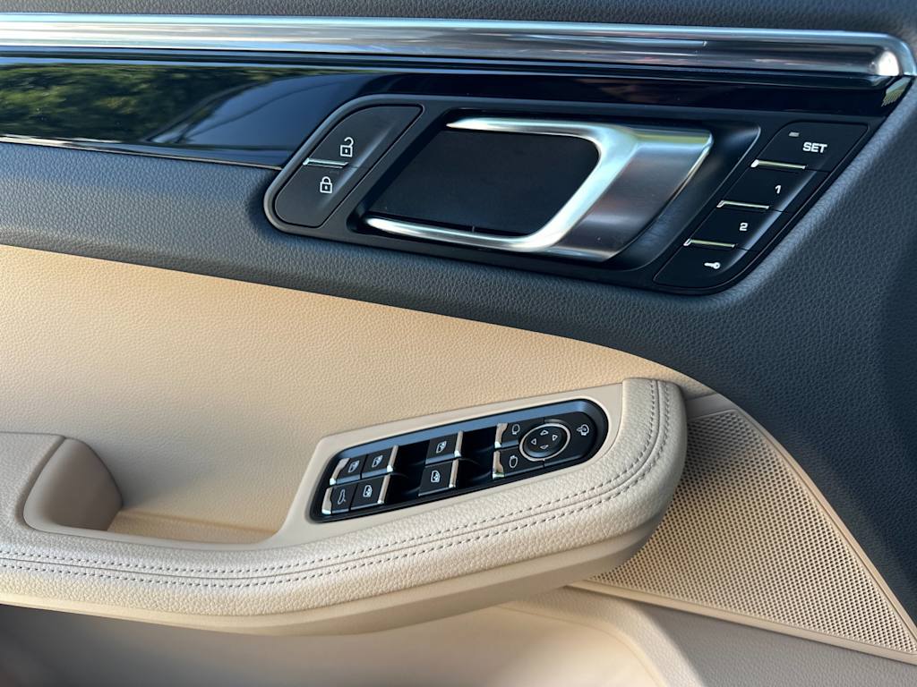 Thumbnail: 2025 Porsche Macan - 21