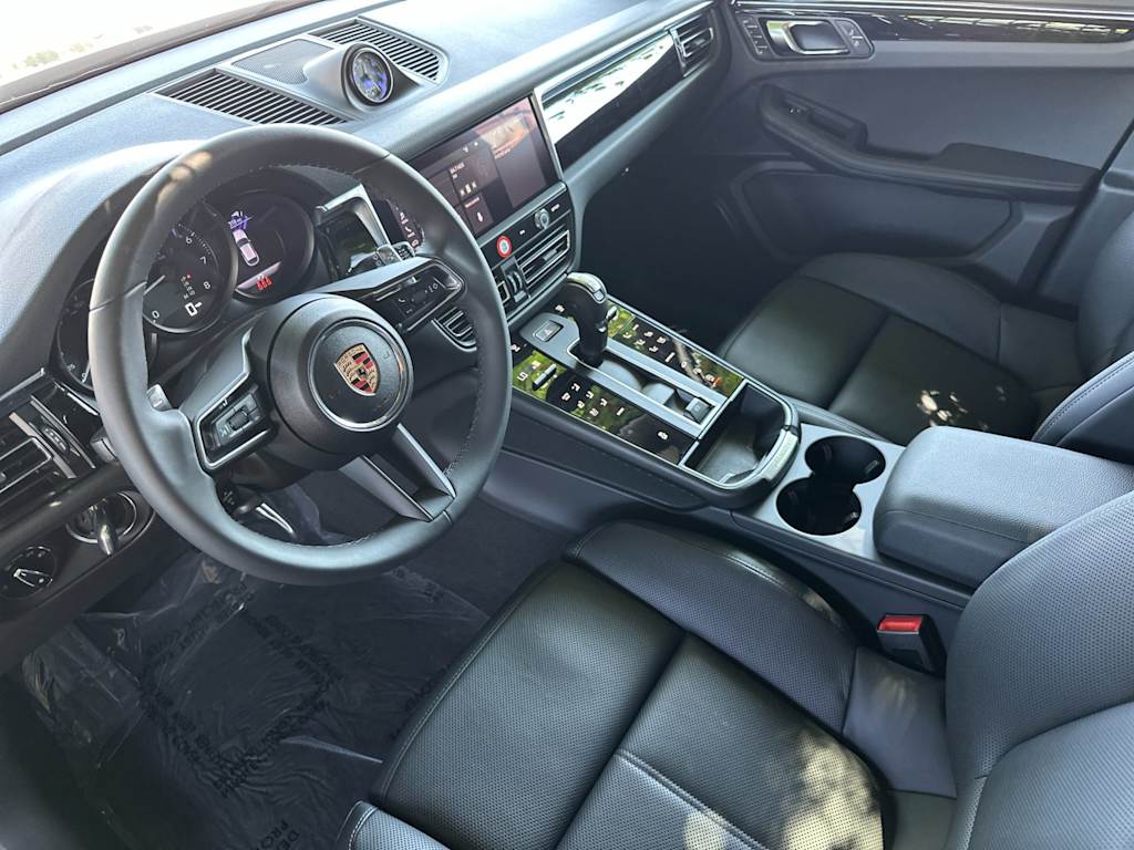 Thumbnail: 2025 Porsche Macan - 2