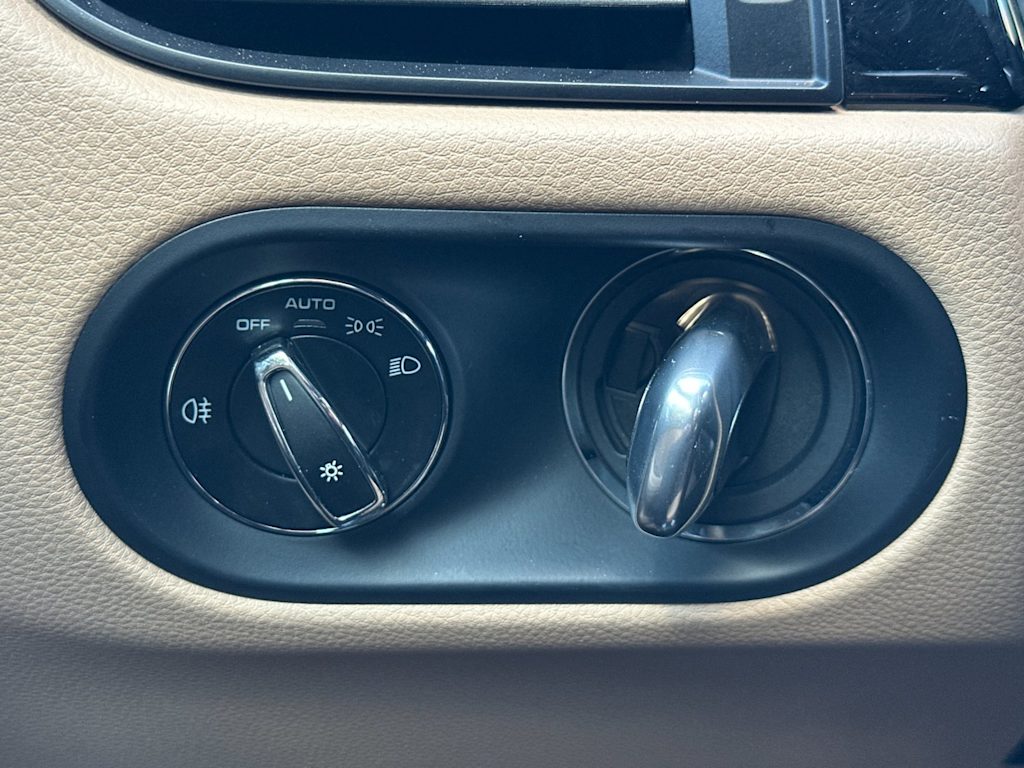 Thumbnail: 2025 Porsche Macan - 32