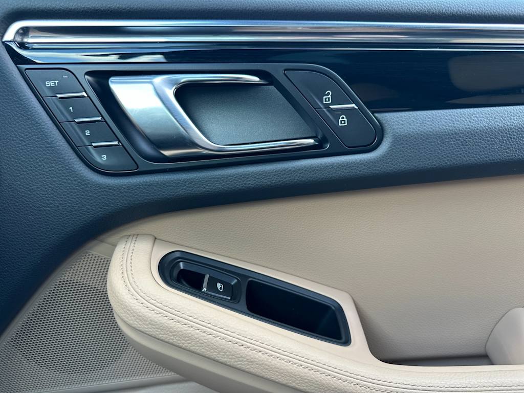 Thumbnail: 2025 Porsche Macan - 25