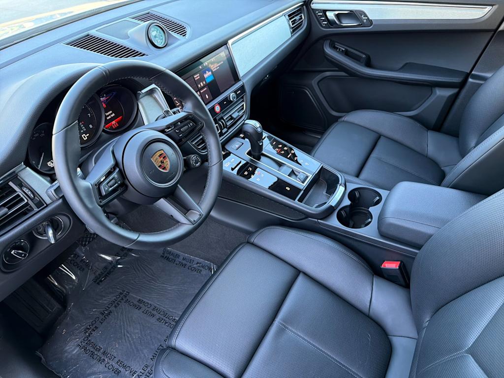Thumbnail: 2026 Porsche Macan - 10