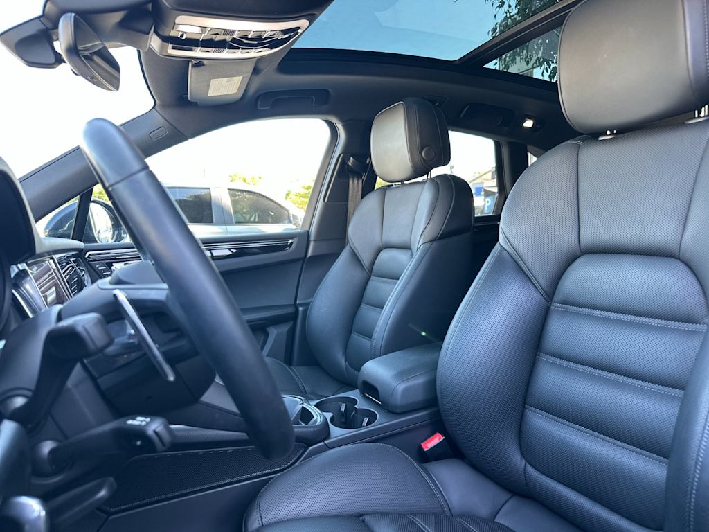 Thumbnail: 2026 Porsche Macan - 10
