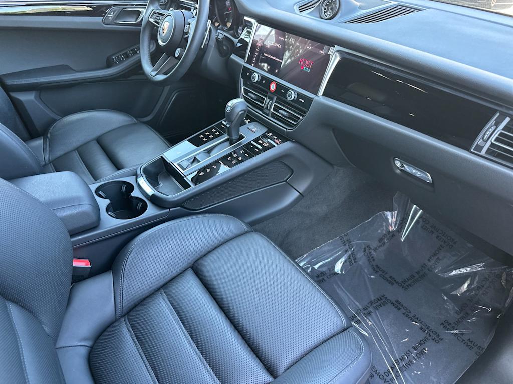 Thumbnail: 2026 Porsche Macan - 13