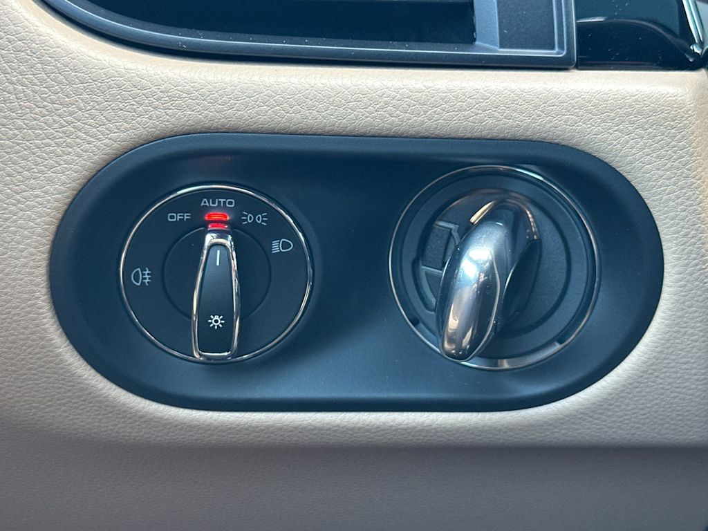 Thumbnail: 2026 Porsche Macan - 32