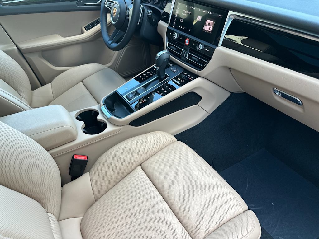 Thumbnail: 2026 Porsche Macan - 13