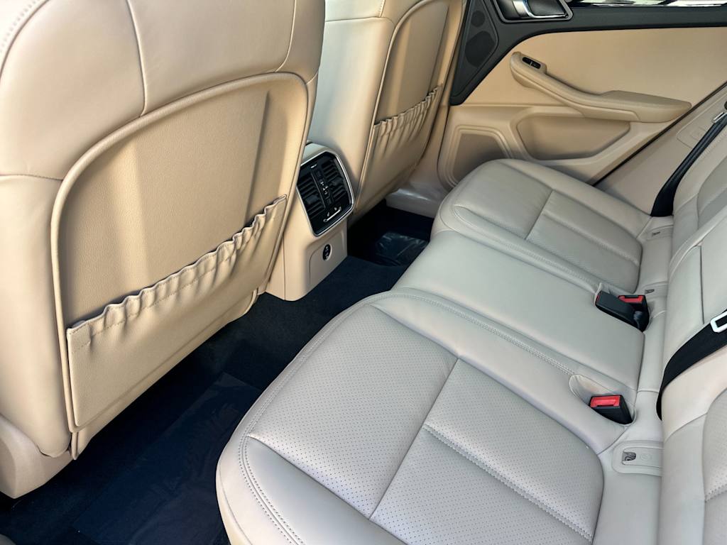 Thumbnail: 2026 Porsche Macan - 12