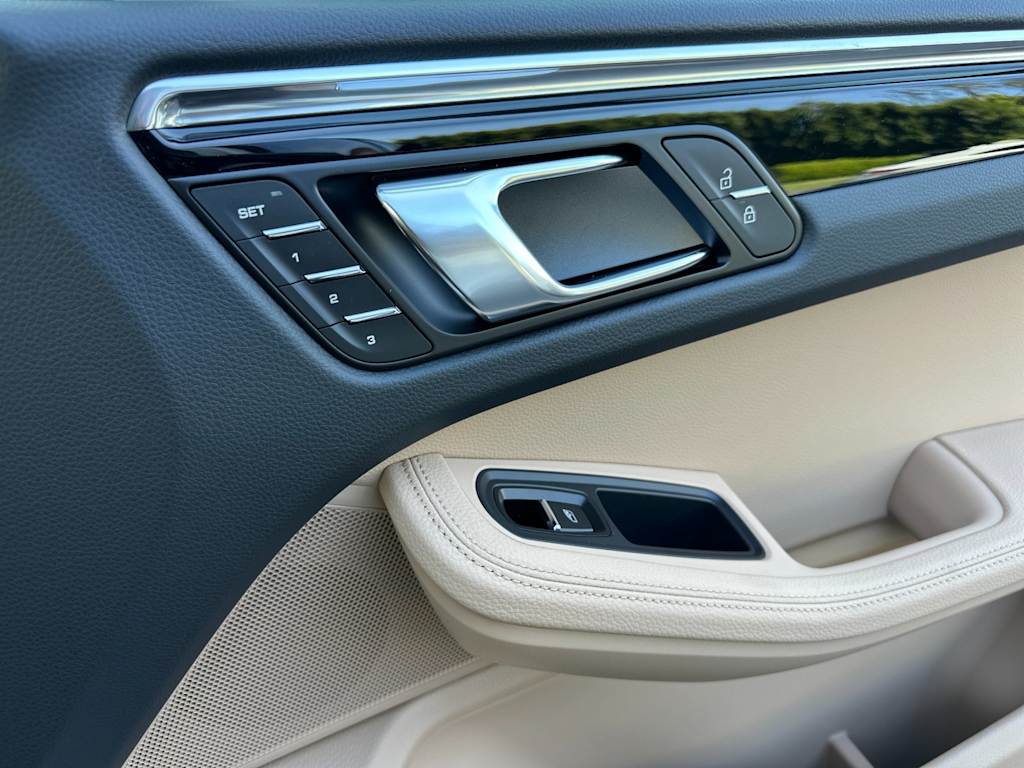 Thumbnail: 2026 Porsche Macan - 15