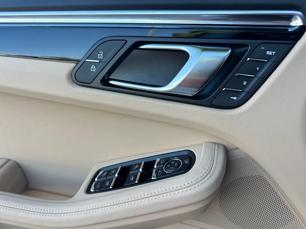 Thumbnail: 2026 Porsche Macan - 22