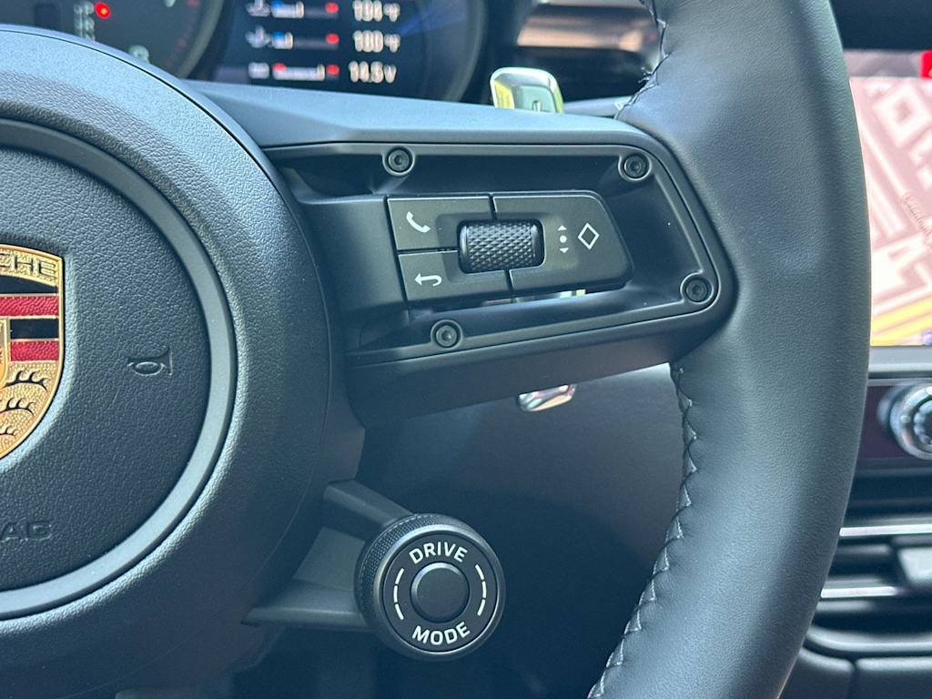 Thumbnail: 2026 Porsche Macan - 32
