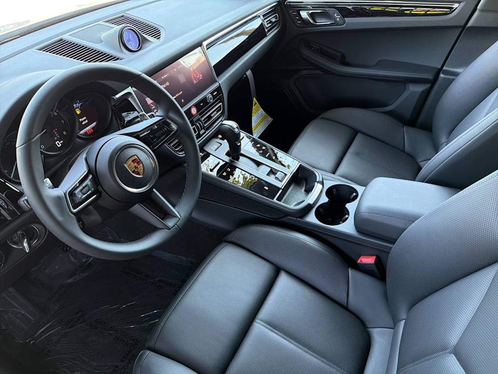 Thumbnail: 2026 Porsche Macan - 10