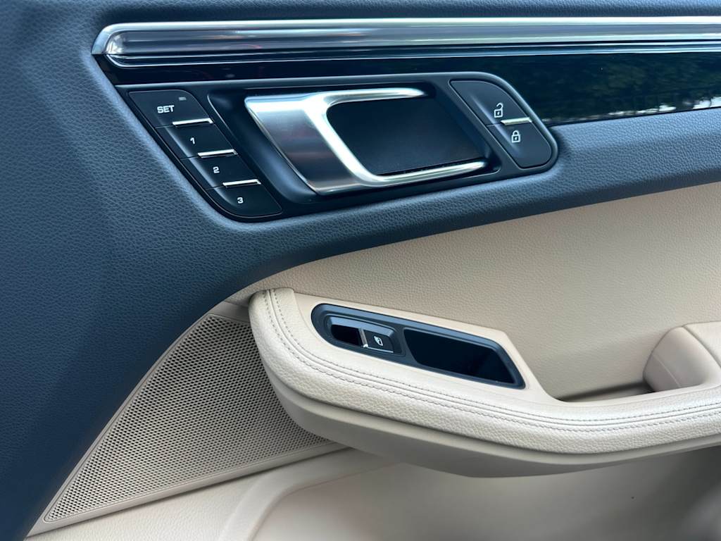 Thumbnail: 2025 Porsche Macan - 25