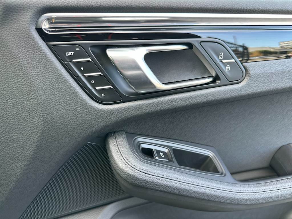 Thumbnail: 2025 Porsche Macan - 25