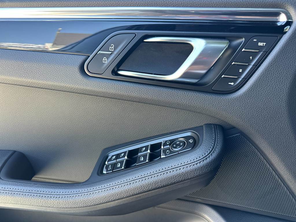 Thumbnail: 2025 Porsche Macan - 22