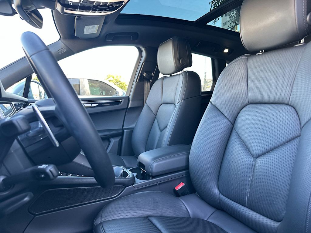 Thumbnail: 2026 Porsche Macan - 10