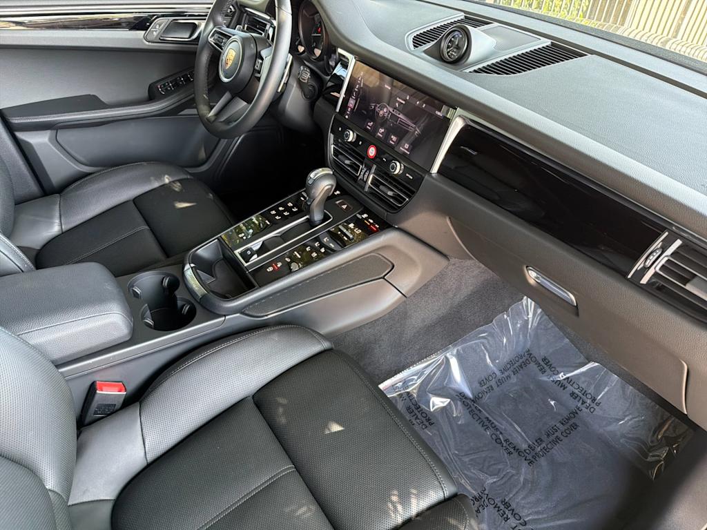 Thumbnail: 2026 Porsche Macan - 13