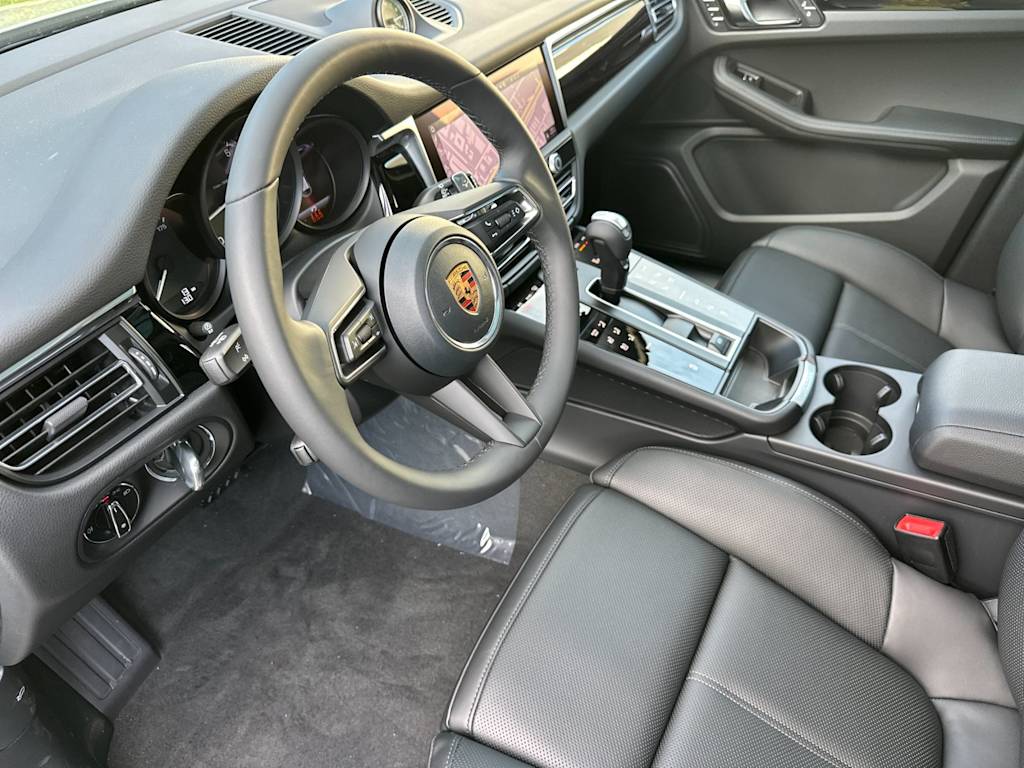 Thumbnail: 2026 Porsche Macan - 10