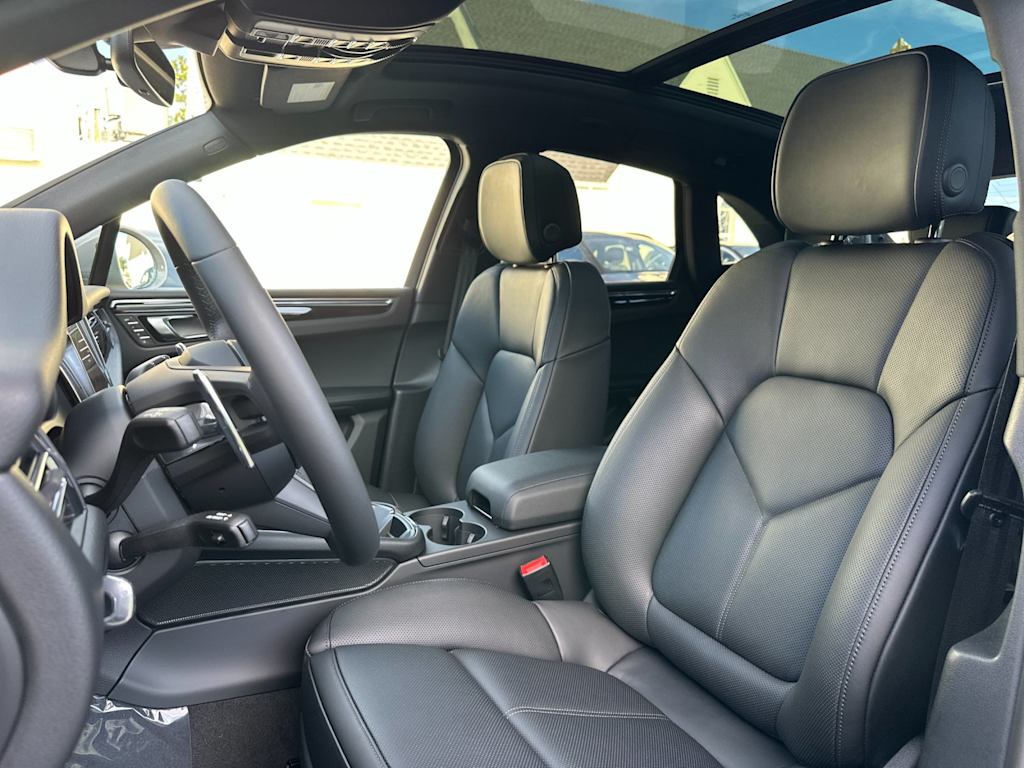 Thumbnail: 2026 Porsche Macan - 11