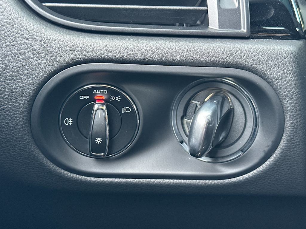 Thumbnail: 2026 Porsche Macan - 32