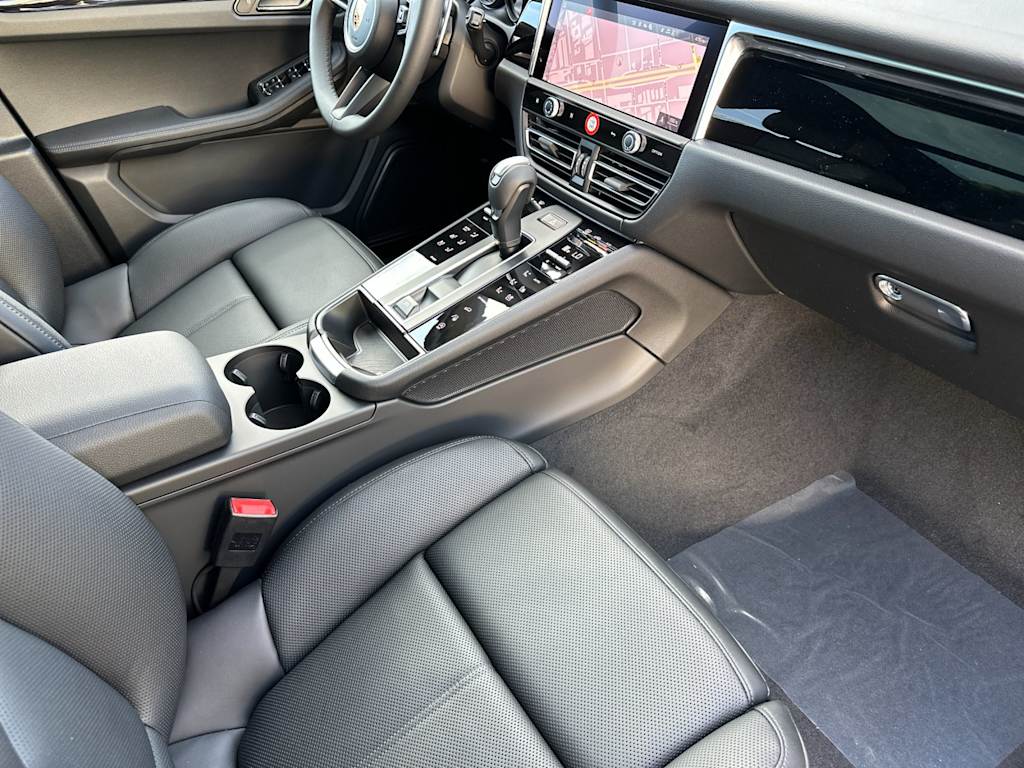 Thumbnail: 2026 Porsche Macan - 13