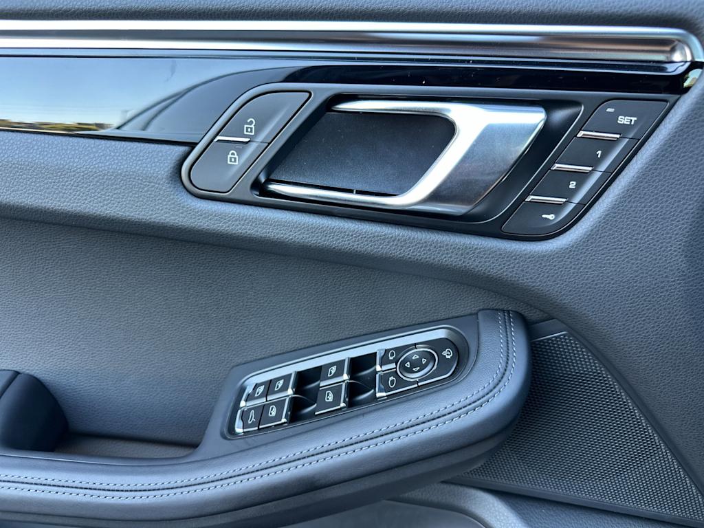 Thumbnail: 2026 Porsche Macan - 22