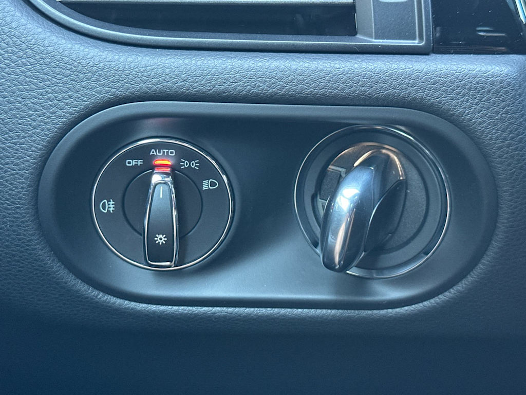 Thumbnail: 2026 Porsche Macan - 32