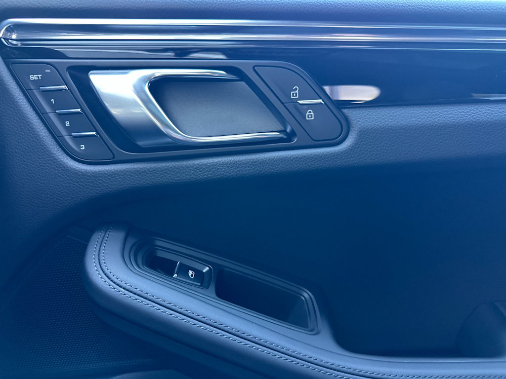 Thumbnail: 2026 Porsche Macan - 25