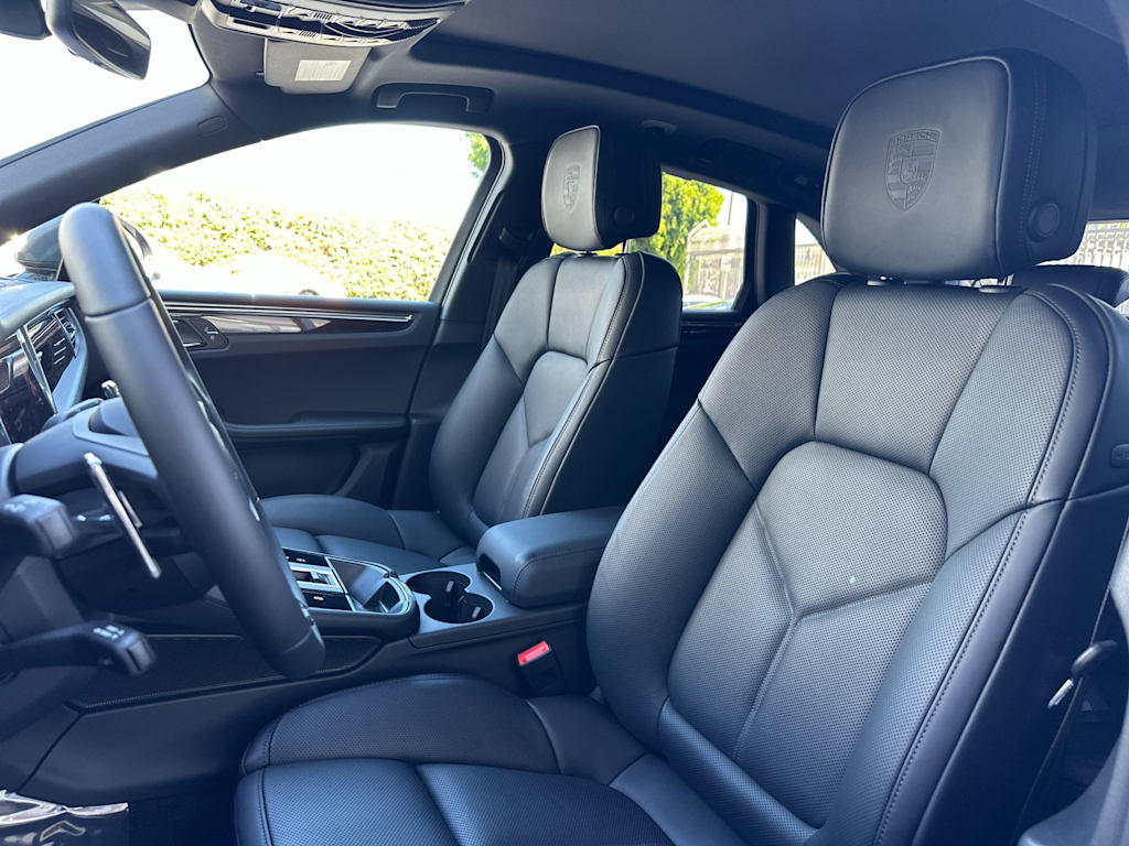 Thumbnail: 2026 Porsche Macan - 10