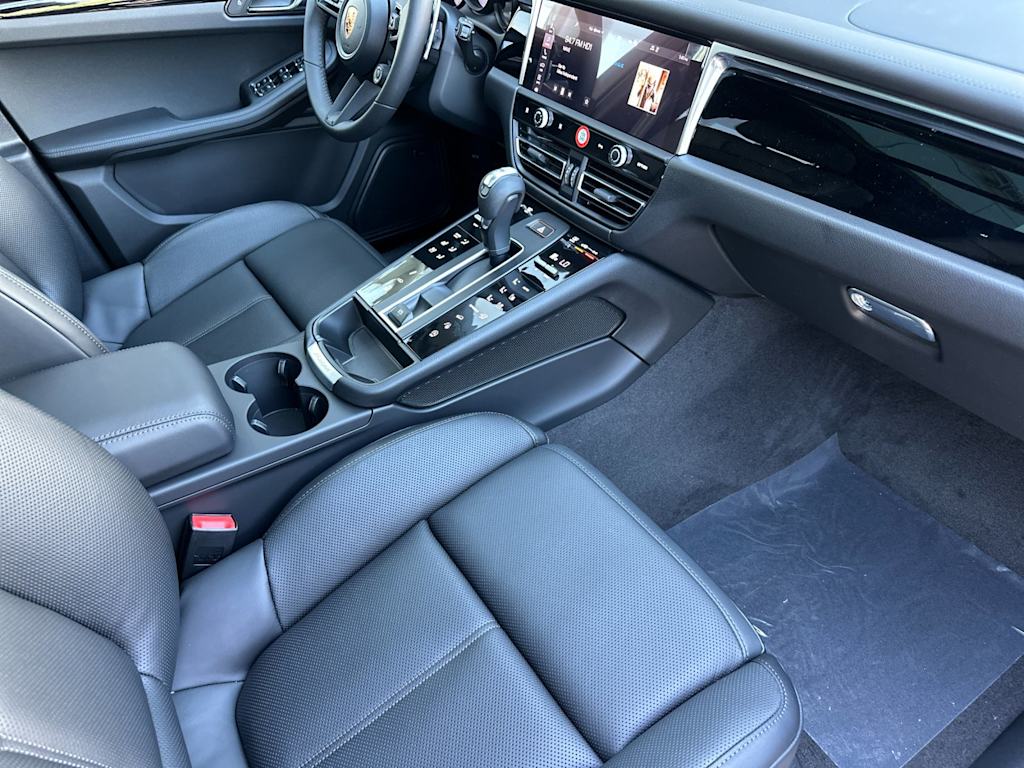 Thumbnail: 2026 Porsche Macan - 13