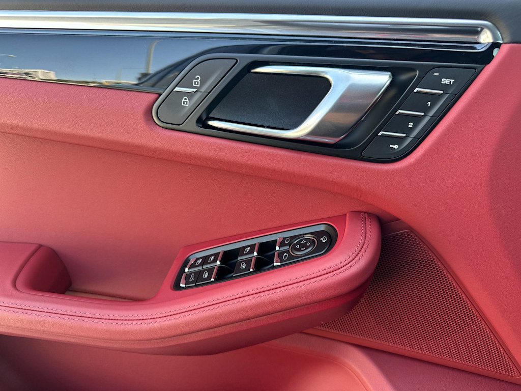 Thumbnail: 2026 Porsche Macan - 7