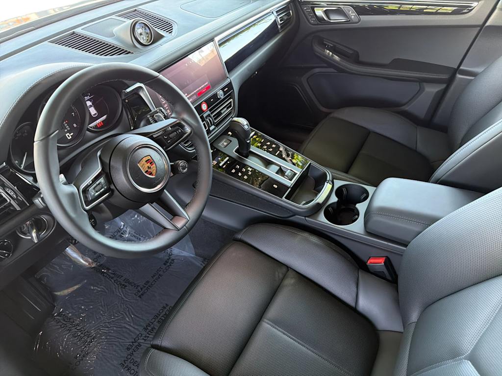 Thumbnail: 2026 Porsche Macan - 10