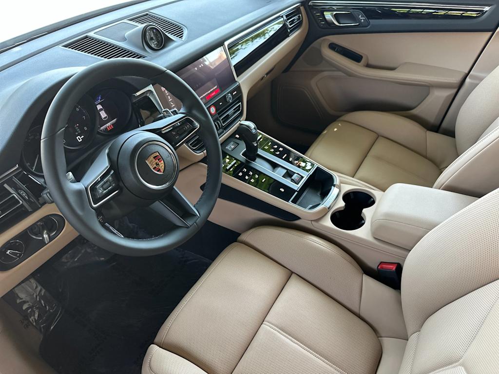 Thumbnail: 2026 Porsche Macan - 10