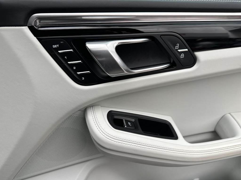 Thumbnail: 2022 Porsche Macan - 25