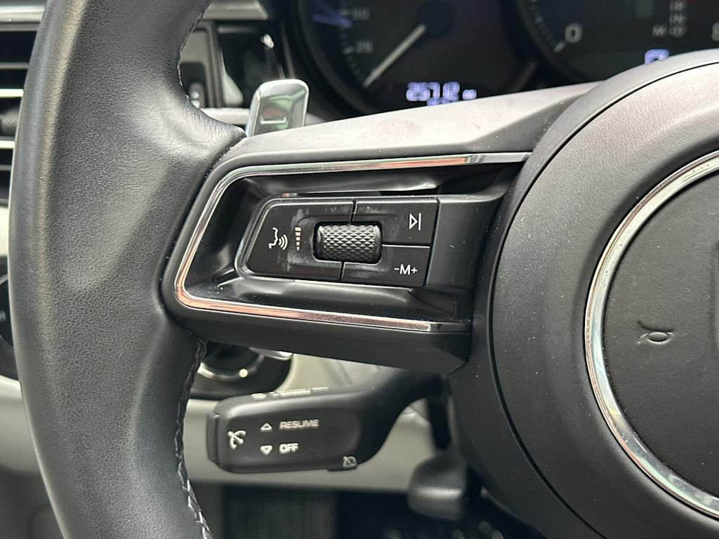 Thumbnail: 2022 Porsche Macan - 30