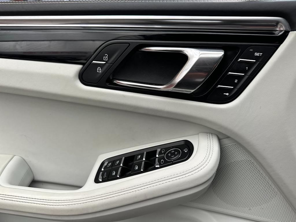 Thumbnail: 2022 Porsche Macan - 22