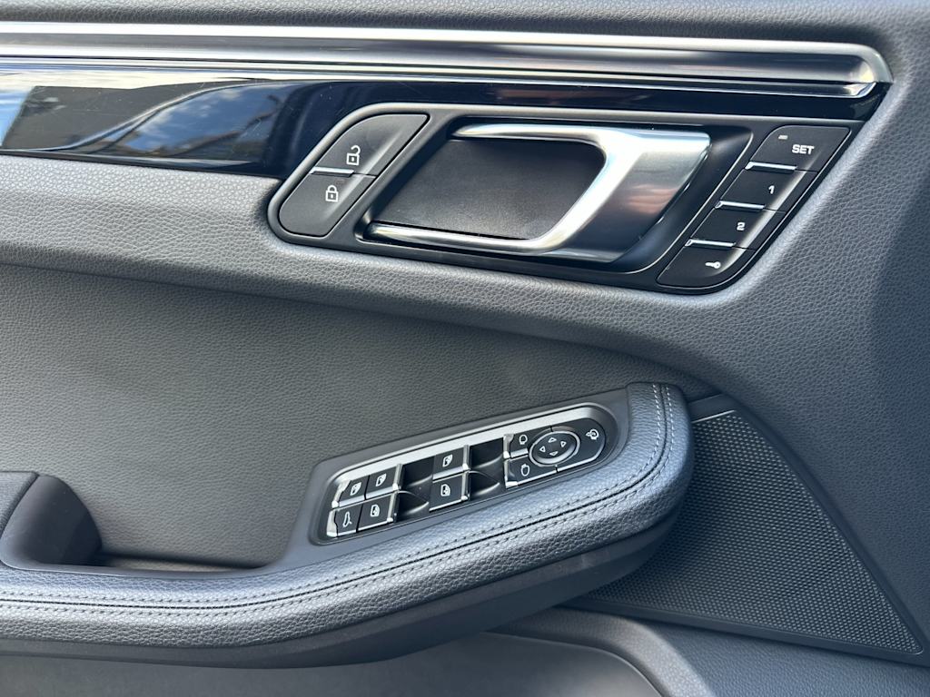 Thumbnail: 2025 Porsche Macan - 22