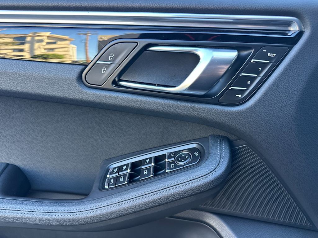 Thumbnail: 2025 Porsche Macan - 22