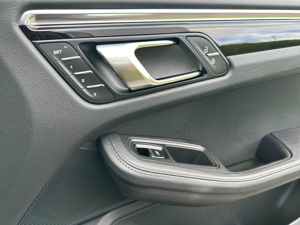 Thumbnail: 2025 Porsche Macan - 26