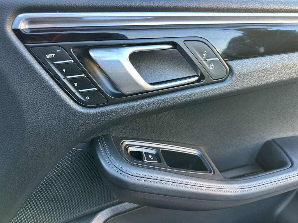 Thumbnail: 2025 Porsche Macan - 25