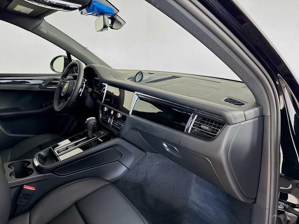 Thumbnail: 2026 Porsche Macan - 25