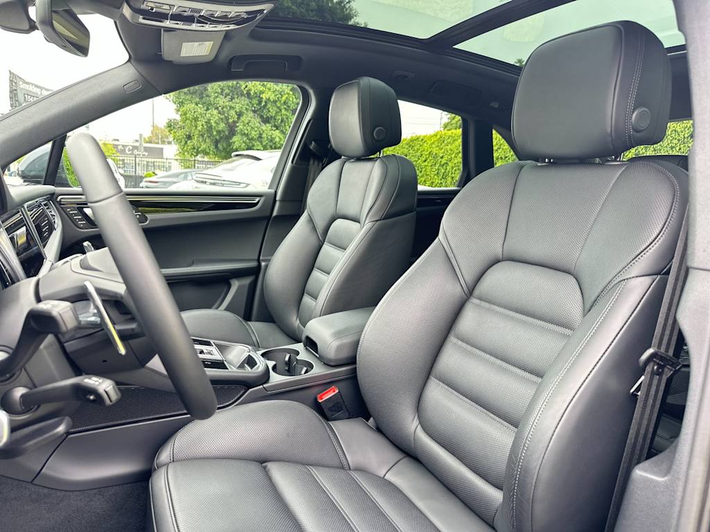 Thumbnail: 2026 Porsche Macan - 10