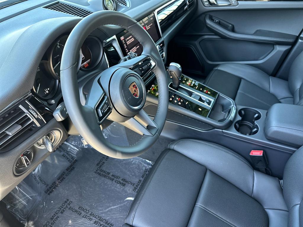 Thumbnail: 2026 Porsche Macan - 10
